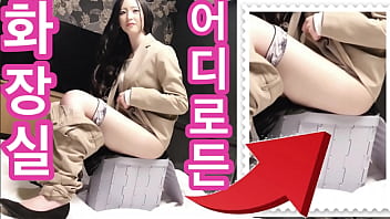 Korean subtitles. Consequences of using a disaster toilet by a nymph - Chinese jaw-dropping pee. vibrator, masturbating, pop-shot